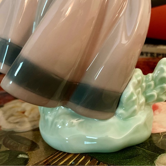 Lladro Spring is Here Girl with Flowers Figurine Daisa 1983 Made in Spain, 6.6”H - Picture 7 of 7